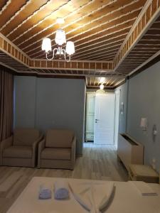 Posezení v ubytování Hotel Sarajet e Pashait 2