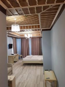Кровать или кровати в номере Hotel Sarajet e Pashait 2