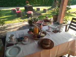 a table with food and drinks on top of it at B&B Al Roncaccio in Calco +58 photos