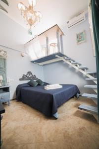 1 dormitorio con 1 cama y escalera en IL PRINCIPE VIENDALMARE, en Ostuni