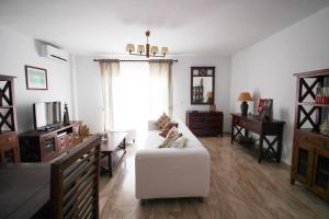 uma sala de estar com um sofá branco e uma janela em Albatros Beach 3 em Algarrobo