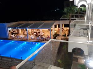 Bazén v ubytování Hotel Sarajet e Pashait 2 nebo v jeho okolí