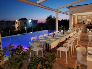 Bazén v ubytování Hotel Sarajet e Pashait 2 nebo v jeho okolí