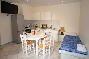 a kitchen and dining room with a table and chairs at Elysium in Glinádhon