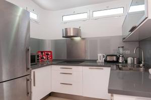 Kuchyň nebo kuchyňský kout v ubytování Sonora Aircon Bungalow 90