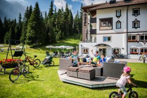 
A family staying at Hotel Sella***s
