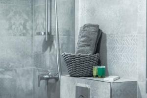 派尔努Kalamehe Modern Apartment 1 near City center的带淋浴的浴室,在架子上装有篮子 更多53张照片