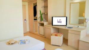 TV a/nebo společenská místnost v ubytování Trang Hotel Bangkok - SHA Plus