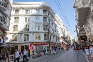 een stadsstraat met een rode bus in een straat bij Palde Hotel & Spa in Istanbul