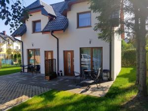 a house with a patio in front of it at DOMKI "apartamenty 4maki" in Jastrzębia Góra