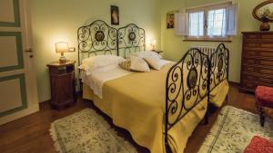 a bedroom with a large bed with a metal frame at Villa Nuba, in campagna e a 5 minuti dal cuore del centro storico, elegante residenza con due sale da bagno, jacuzzi e ogni comfort in Perugia +40 photos