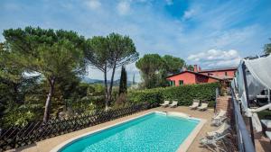 a swimming pool in a yard next to a house at Villa Nuba, in campagna e a 5 minuti dal cuore del centro storico, elegante residenza con due sale da bagno, jacuzzi e ogni comfort in Perugia