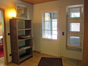 a room with a door and two windows at Rossis Haus in Schneverdingen