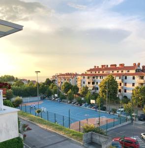Tenis a/nebo squash v ubytování Villa la Libertà! nebo okolí