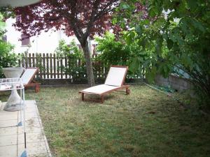 a yard with two chairs and a tree at appartement leauma in Guillestre