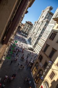 een groep mensen die in een stadsstraat staan bij Hotel Costantini in Florence
