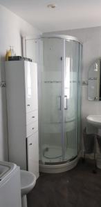 ein Bad mit einer Glasdusche und einem Waschbecken in der Unterkunft Faro de Cullera I in Faro de Cullera