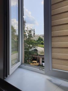 uma janela aberta com vista para um edifício em Kobi em Kielce
