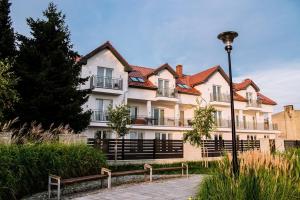 un gran edificio con una luz de la calle delante de él en VillaRyn, en Ryn