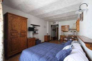 a bedroom with a bed and a dresser at Residenza dei Maestri in Roccaraso