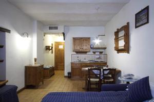 a living room filled with furniture and a kitchen at Residenza dei Maestri in Roccaraso