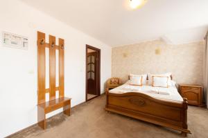 En eller flere senge i et værelse på Camere de inchiriat Casa cu flori