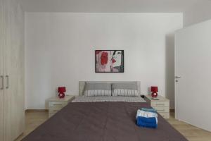 1 dormitorio con 1 cama grande y 2 mesitas de noche en Dodger House by BarbarHouse, en Porto Cesareo