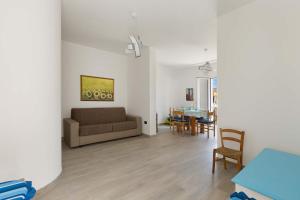 sala de estar con sofá y mesa en Dodger House by BarbarHouse en Porto Cesareo