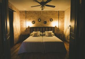 A bed or beds in a room at Hotel Rural La Guaja