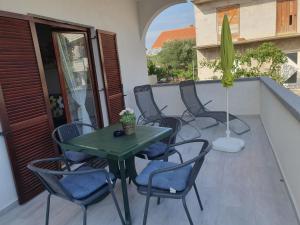 d'une terrasse avec une table et des chaises sur un balcon. dans l'établissement Laguna blue - apartment plus terrace 20m2, à Zadar