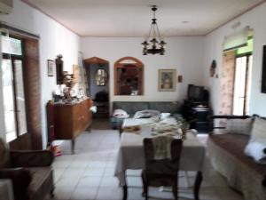 a living room with a table and a couch at VLASSIS APTS -ΜΕΛΙΔΟΝΙ-ΔΙΑΜΕΡΙΣΜΑ ΒΑΣΙΛΙΚΗ in Melidhónion