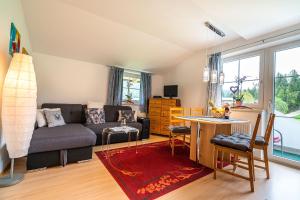 ein Wohnzimmer mit einem Sofa und einem Tisch in der Unterkunft Landhaus Bellamontes in Leutasch