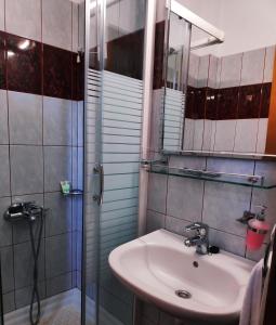 A bathroom at Pagaseon Rooms and Apartments