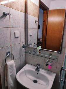 A bathroom at Pagaseon Rooms and Apartments