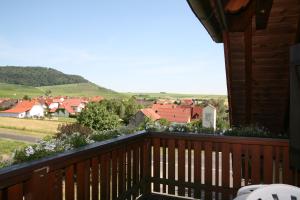 balcón con vistas a la ciudad en Hotel & Gasthof zum Rödelseer Schwan, en Rödelsee