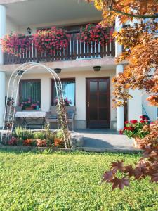 une maison avec un balcon fleuri dans l'établissement Dolenjska vila, à Žužemberk