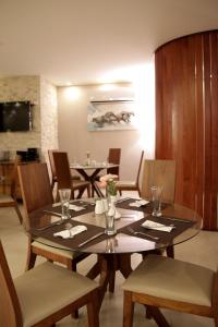 une salle à manger avec une table et des chaises en verre dans l'établissement Lijam Hotel, à Amman