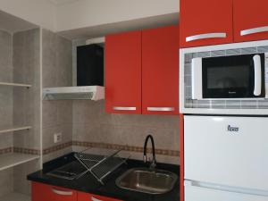 A kitchen or kitchenette at La calle