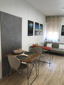 un salon avec une table, des chaises et un canapé dans l'établissement Alguer 46, à Alghero