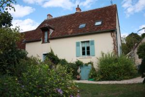 a white house with a brown roof at petite maison berrichonne in Chârost +3 photos