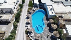 uma vista aérea de uma piscina em um resort em Sea View Beach Hotel em Perivolos