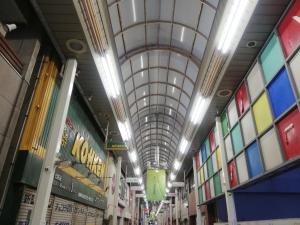 un pasillo de una tienda con techo en Hotel Tokuyama Hills Heiwadoriten, en Shunan