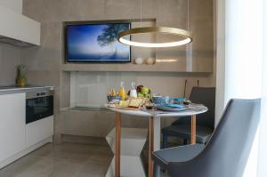 cocina con mesa y plato de comida en L - Suites en Kavala