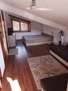 - une chambre avec un grand lit dans l'établissement стаи за гости Диневи, à Kalofer