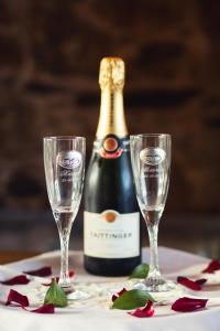 a bottle of champagne and two glasses on a table at Casa de Amancio in Lavacolla