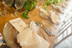 una mesa cubierta con vasos y platos con servilletas en Casa de Amancio en Lavacolla