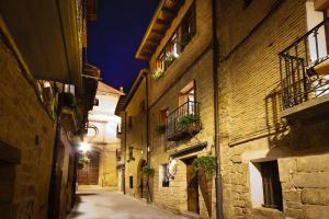 ラグアルディアにあるLa Morada del Pintor EVI00178の旧市街の夜路地