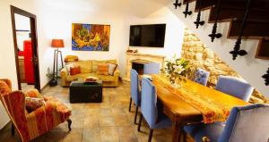 ein Wohnzimmer mit einem Esstisch und einem Sofa in der Unterkunft La Morada del Pintor EVI00178 in Laguardia