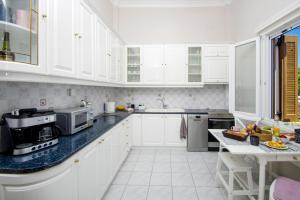 Kuchyň nebo kuchyňský kout v ubytování Villa Irene Syros