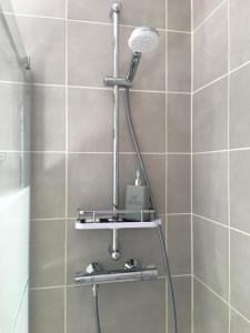 eine Dusche mit Duschkopf in einem Badezimmer in der Unterkunft PETIT STUDIO de L'ERMITAGE in Gujan-Mestras + 36 Fotos